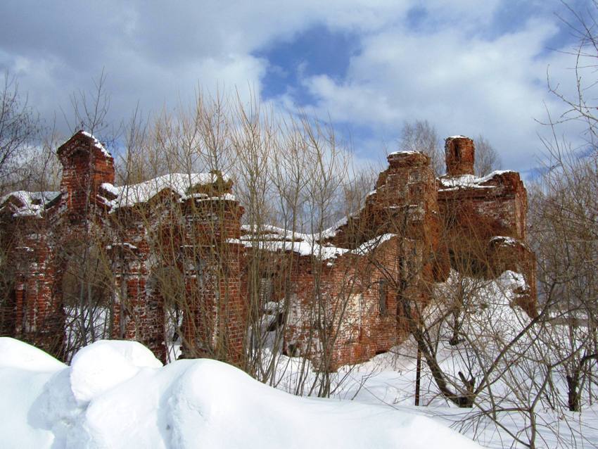 Церковь Троицы Живоначальной, Лёнва (Березники, город, Пермский край). фасады, вид с юго-запада, слева - ворота