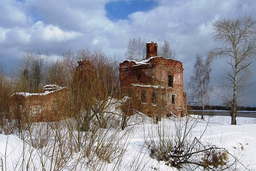 Лёнва. Церковь Троицы Живоначальной. общий вид в ландшафте, вид с юго-запада