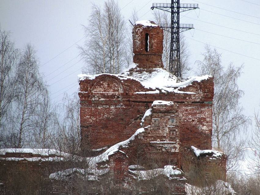Церковь Троицы Живоначальной, Лёнва (Березники, город, Пермский край). архитектурные детали, вид с запада (издалека), видны остатки колокольни и ее изразцового декора, а также общая композиция сооружения