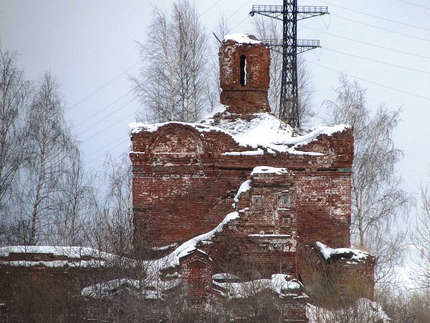 Лёнва. Церковь Троицы Живоначальной. фасады, вид с запада (издалека), видны остатки колокольни и ее изразцового декора, а также общая композиция сооружения