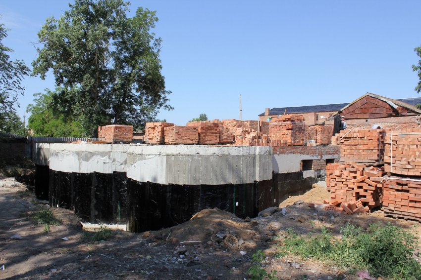 Церковь Петра и Павла (новая), Зимовники (Зимовниковский район, Ростовская область). документальные фотографии, фундамент храма готов