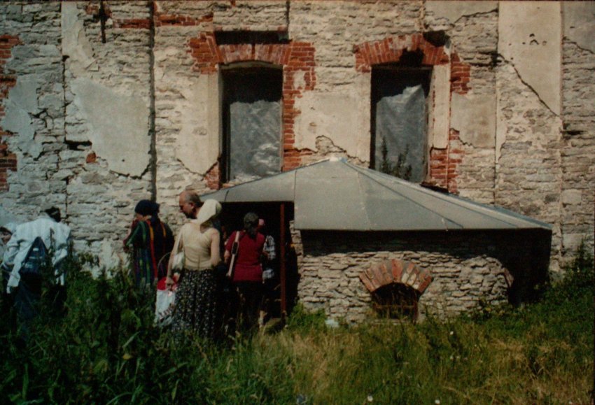 Церковь Петра и Павла, Верхний (остров им. Белова) (Псковский район, Псковская область). архитектурные детали, вход в пещерный храм