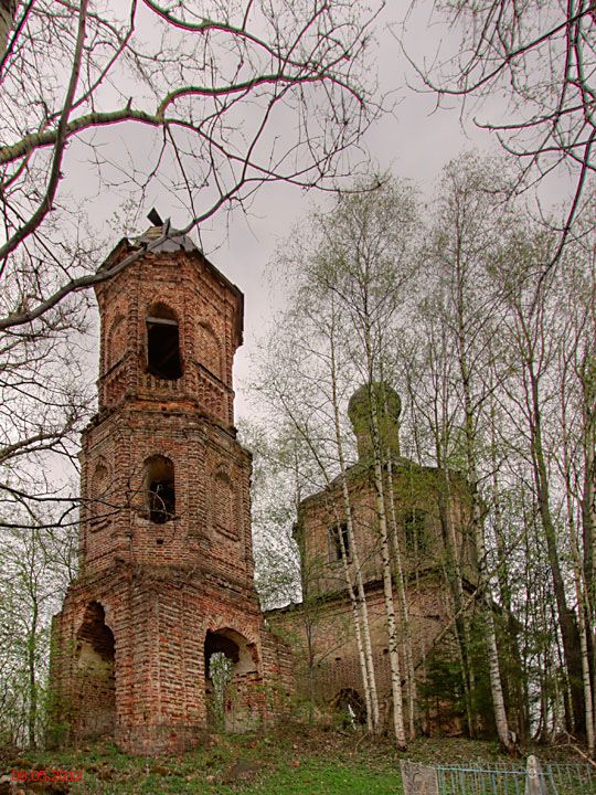 Увицы, погост. Церковь Троицы Живоначальной. фасады