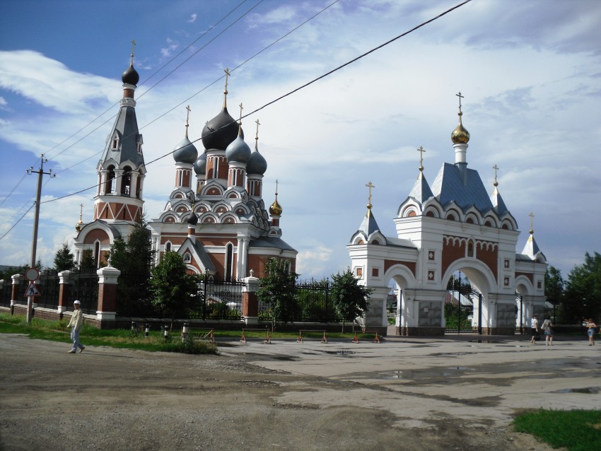 Телефоны г бердска. Бердск храм Преображения. Церковь Бердск Горького.