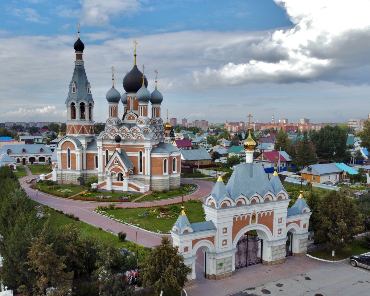 Бердск. Кафедральный собор Спаса Преображения. общий вид в ландшафте, Вид с ЮВ с главными вратами