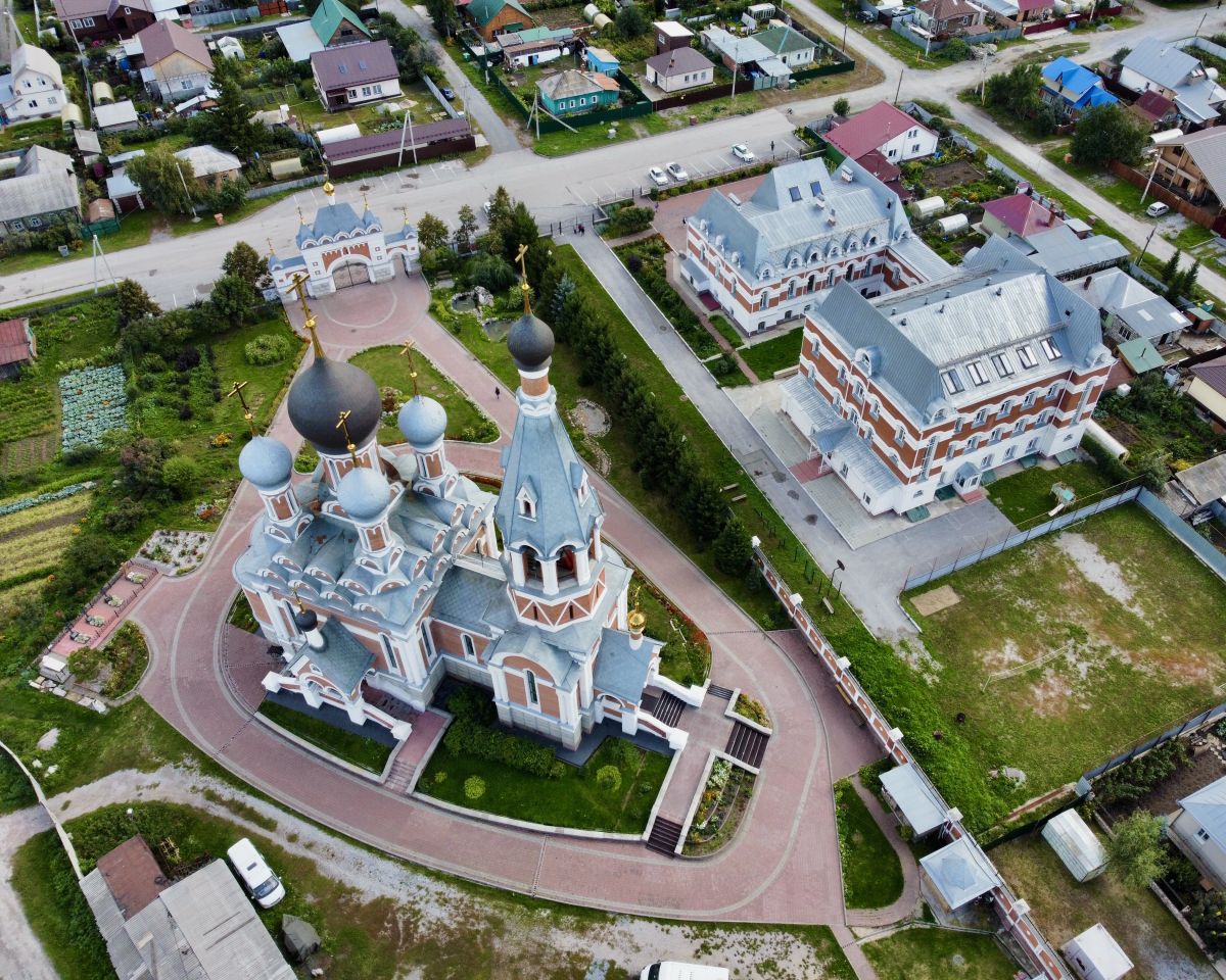 Кафедральный собор Преображения Господня, Бердск (Бердск, город, Новосибирская область). фасады, Вид с севера, через ограду Православная гимназия Преподобного Серафима Саровского