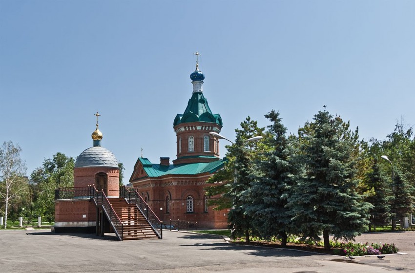 Оренбург. Церковь Богоявления Господня (крестильная). общий вид в ландшафте