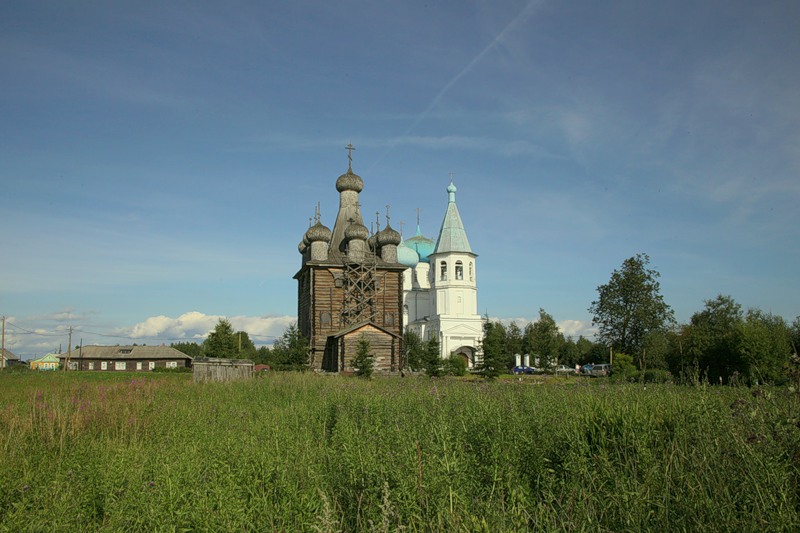 Рикасово (Заостровье). Храмовый комплекс. Церкви Сретения Господня и Покрова Пресвятой Богородицы. общий вид в ландшафте