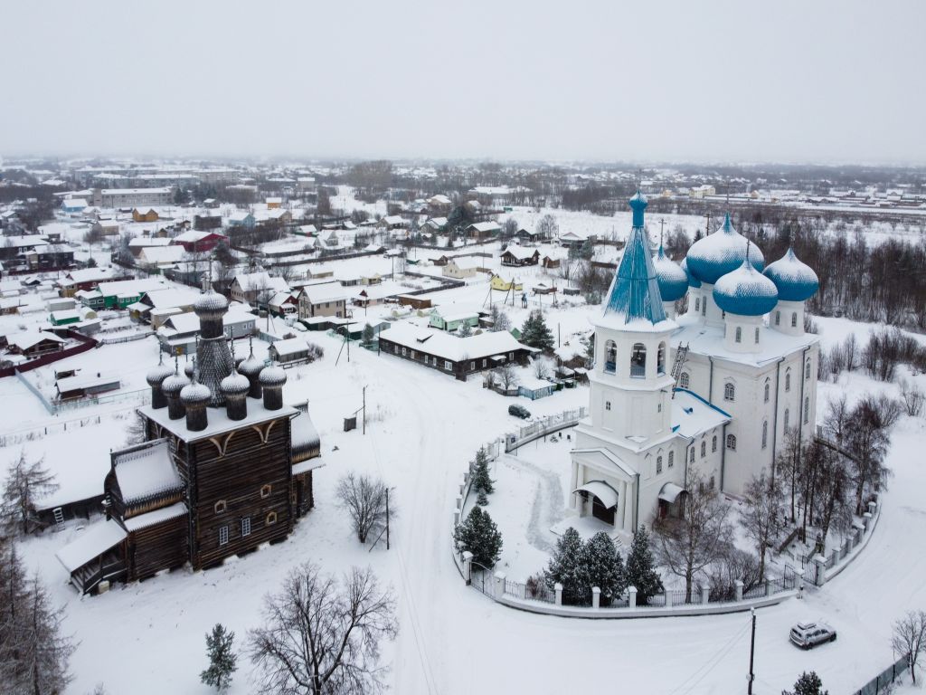 Рикасово (Заостровье). Храмовый комплекс. Церкви Сретения Господня и Покрова Пресвятой Богородицы. общий вид в ландшафте