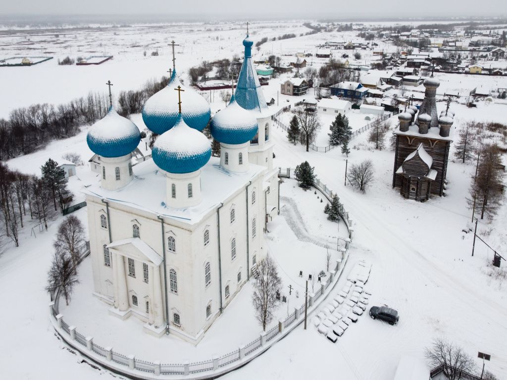 Рикасово (Заостровье). Храмовый комплекс. Церкви Сретения Господня и Покрова Пресвятой Богородицы. общий вид в ландшафте