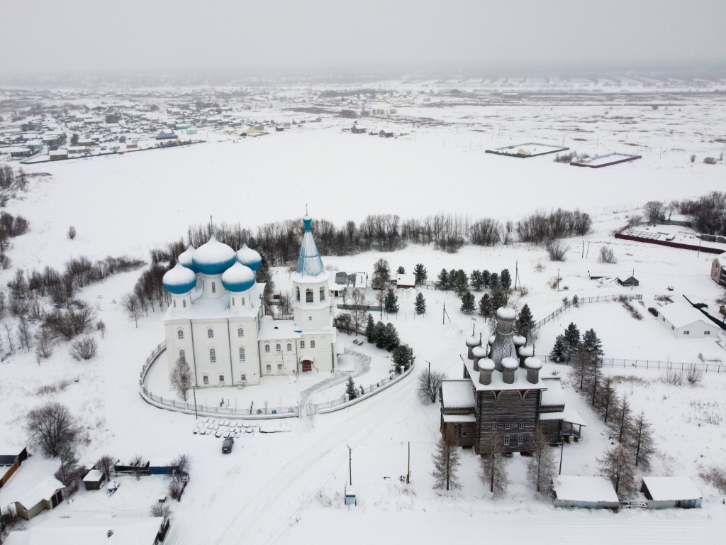 Рикасово (Заостровье). Храмовый комплекс. Церкви Сретения Господня и Покрова Пресвятой Богородицы. общий вид в ландшафте