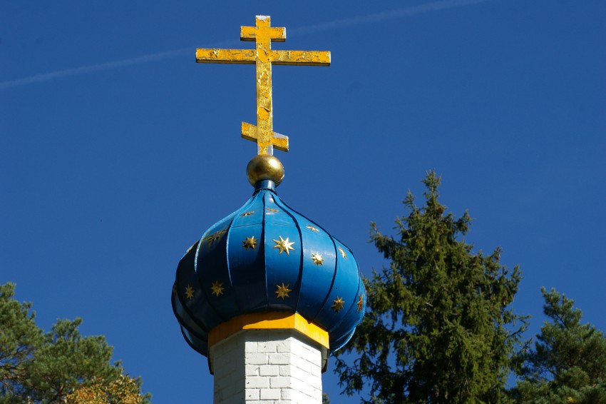 Спасо-Преображенская пустынь, Валгунде (Елгавский край, г. Елгава, Латвия). архитектурные детали, Крест на куполе над входом в монастырь.