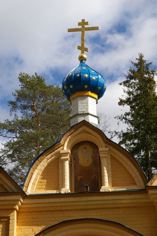 Спасо-Преображенская пустынь, Валгунде (Елгавский край, г. Елгава, Латвия). архитектурные детали, Крест над входом в монастырь.