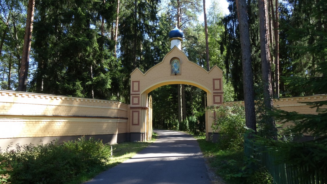 Спасо-Преображенская пустынь, Валгунде (Елгавский край, г. Елгава, Латвия). дополнительная информация, Транспортные ворота монастыря.