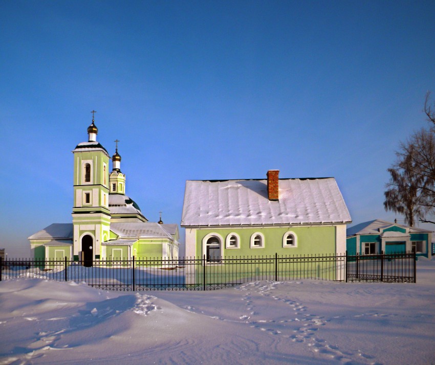 Беломестное. Церковь Троицы Живоначальной. общий вид в ландшафте