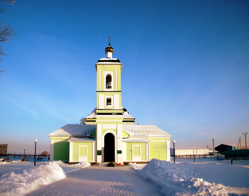 Беломестное. Церковь Троицы Живоначальной. общий вид в ландшафте