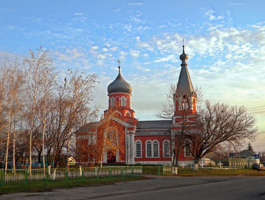 Шараповка. Церковь Троицы Живоначальной. общий вид в ландшафте