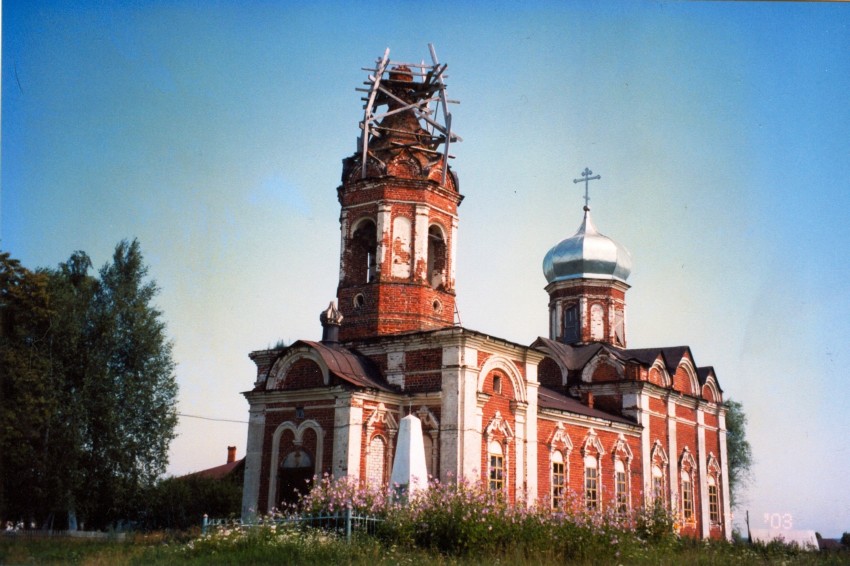 Шарголи. Церковь Михаила Архангела. фасады, Глава уже покрыта железом, колокольня реставрируется. На переднем плане - советский памятник продотряду.