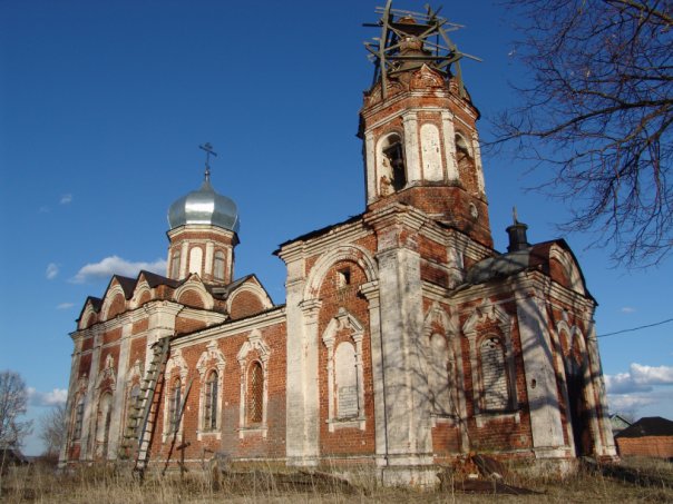 Церковь Михаила Архангела, Шарголи (Богородский район, Нижегородская область). фасады, реставрация зашла в тупик, но это не мешает жителям села по большим православным праздникам собираться в церкви