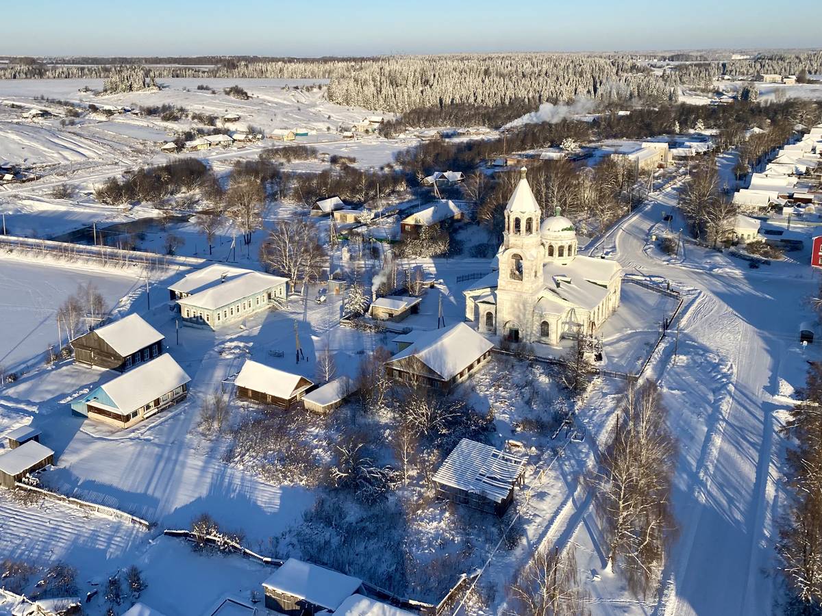 Северная часть села с храмом, общий вид в ландшафте. Церковь Троицы Живоначальной, Ашап (Ординский район, Пермский край)