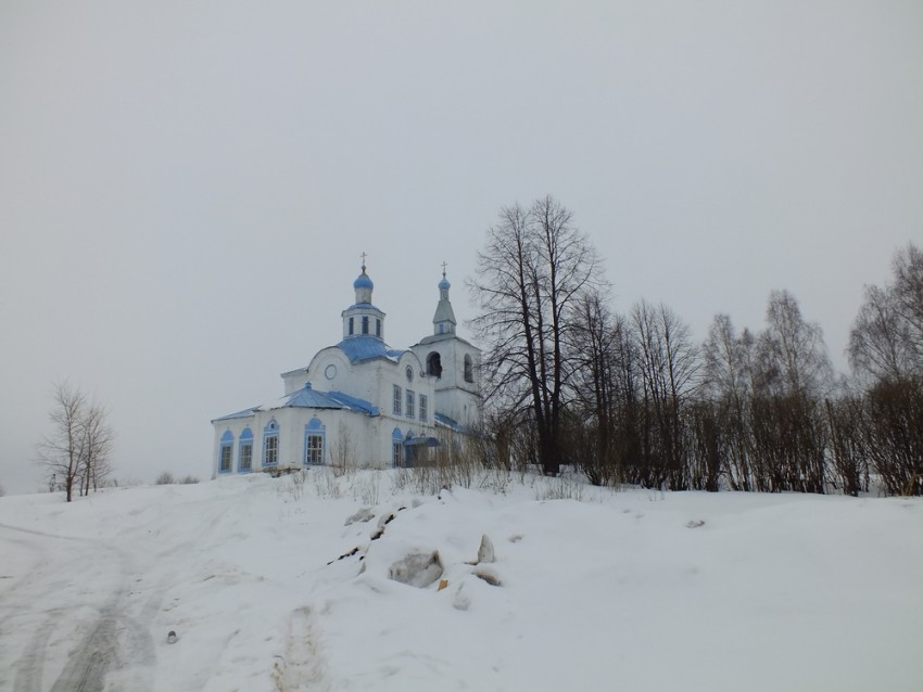 Красный Ясыл. Церковь Покрова Пресвятой Богородицы. общий вид в ландшафте