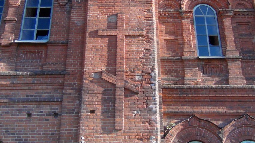 Церковь Власия, Шляпники (Ординский район, Пермский край). архитектурные детали, Выпуклое изображение креста на стенах Храма