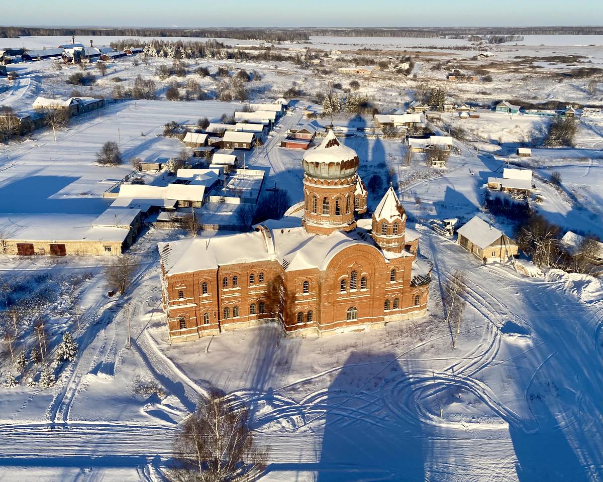 Южный фасад, общий вид в ландшафте. Церковь Власия, Шляпники (Ординский район, Пермский край)