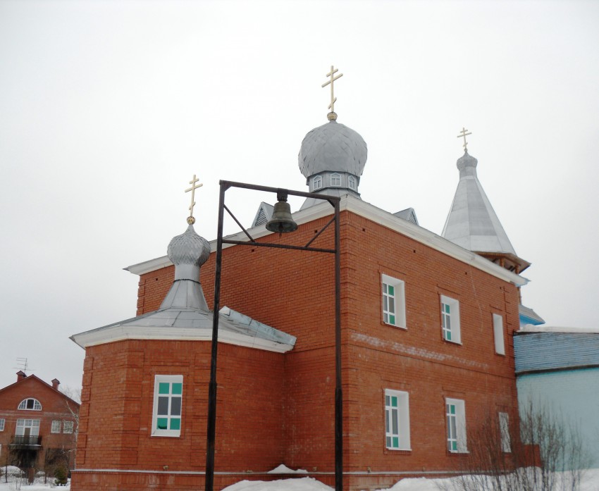 Церковь Александра Невского, Усть-Качка (Пермский район, Пермский край). фасады, Новое кирпичное здание основного объема и алтаря