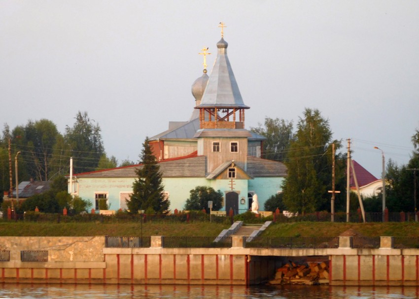 Усть-Качка. Церковь Александра Невского. общий вид в ландшафте, Вид на церковь с реки Камы