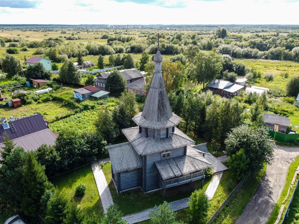 Большое Тойнокурье. Церковь Георгия Победоносца. общий вид в ландшафте