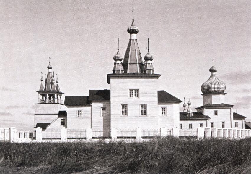 Храмовый комплекс Ракульского погоста, Погост (Ракула) (Холмогорский район, Архангельская область). архивная фотография, Вид на храмовый ансамбль с южной стороны. Фотография начала 20 века из фондов Государственного музея архитектуры им. Щусева.