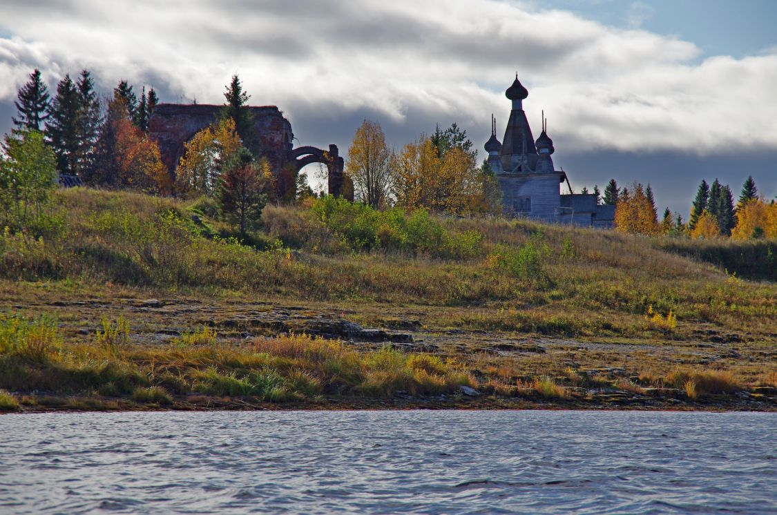 Погост (Ракула). Храмовый комплекс Ракульского погоста. художественные фотографии, Вид с реки