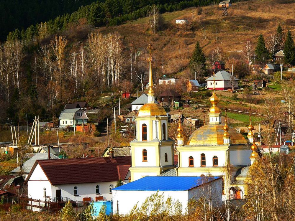 Церковь Успения Пресвятой Богородицы, Мундыбаш (Таштагольский район, Кемеровская область). общий вид в ландшафте