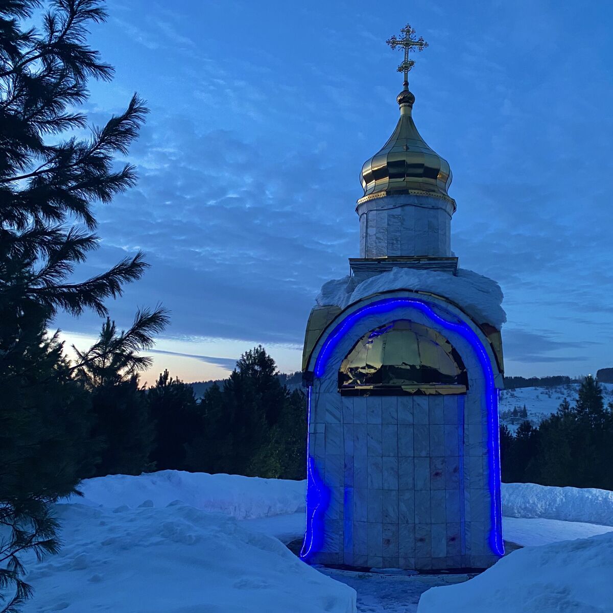 Часовня Андрея Первозванного, Мундыбаш (Таштагольский район, Кемеровская область). художественные фотографии, Вид с востока вечером