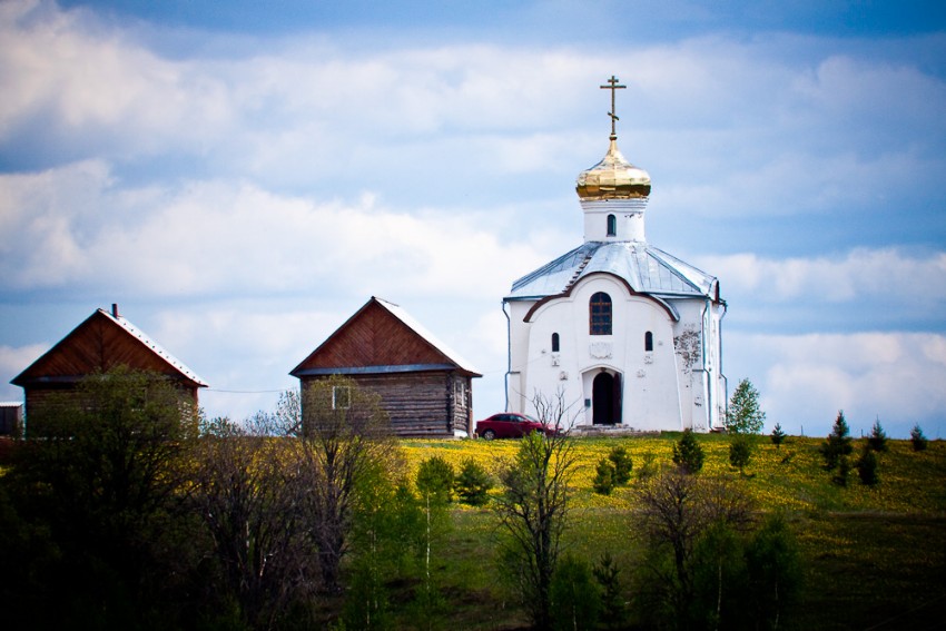 Печмень. Церковь Троицы Живоначальной. общий вид в ландшафте, Вид с дороги