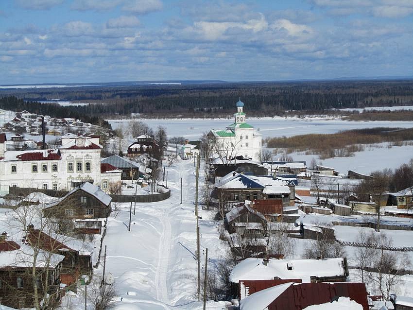 Чердынский Иоанно-Богословский мужской монастырь, Чердынь (Чердынский район, Пермский край). общий вид в ландшафте, вид с колокольни Воскресенского собора, слева - Богоявленская церковь