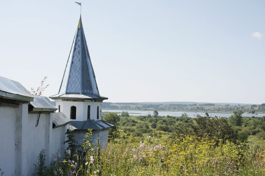 Верхнечусовская Богородице-Казанская Трифонова женская пустынь, Красная Горка (Верхнечусовские городки) (Чусовой, город, Пермский край). дополнительная информация, Монастырская стена с угловой башенкой