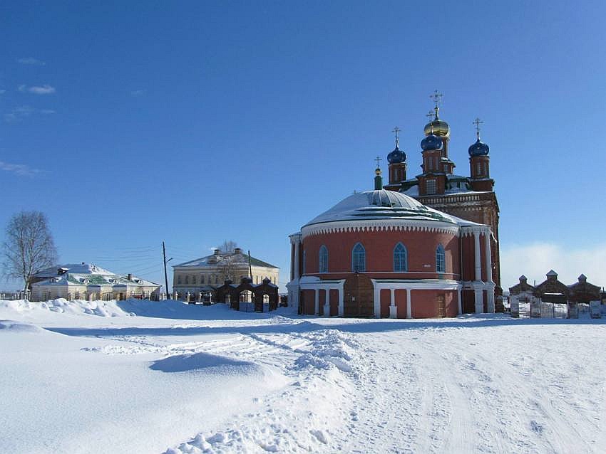 Спасо-Преображенский женский монастырь, Усолье (Усольский район, Пермский край). фасады, Слева направо: флигель бывшей усадьбы Голицына (за ним - дом Мальцева), дом приемов Голицына (ныне музей), Спасо-Преображенский собор с папертью-ротондой