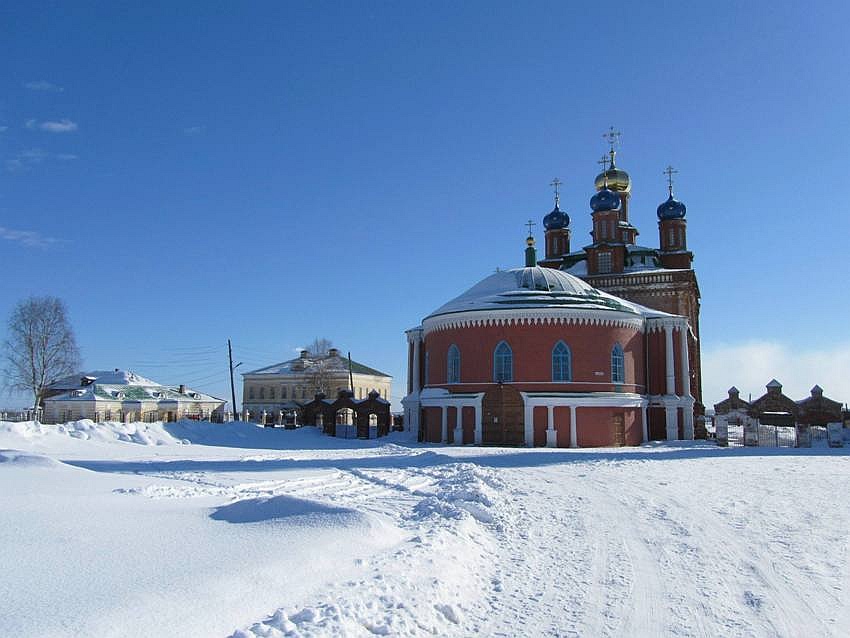 Усолье. Спасо-Преображенский женский монастырь. фасады, Слева направо: флигель бывшей усадьбы Голицына (за ним - дом Мальцева), дом приемов Голицына (ныне музей), Спасо-Преображенский собор с папертью-ротондой