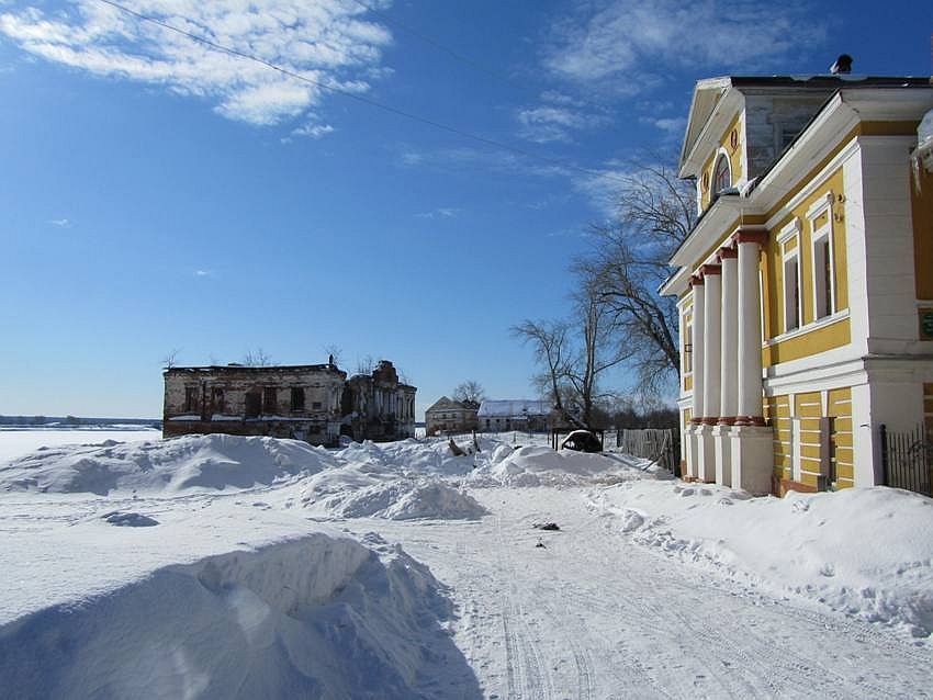 Усолье. Спасо-Преображенский женский монастырь. фасады, Слева направо: дом-правление Абамелек-Лазаревых, припасной амбар, материальный магазин, архив и чертежная Строгановых (ныне административный корпус монастыря)