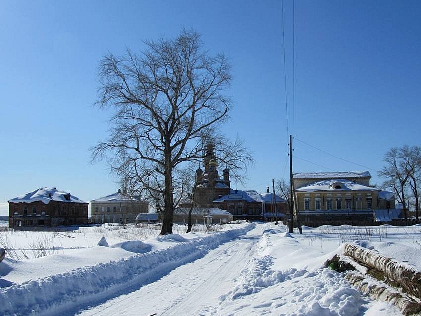 Спасо-Преображенский женский монастырь, Усолье (Усольский район, Пермский край). общий вид в ландшафте, вид с севера, в центре - Спасо-Преображенский собор