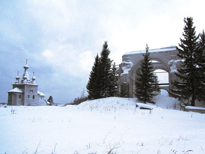 Погост (Ракула). Храмовый комплекс Ракульского погоста. фасады, Вид с востока. Слева - Воскресенская церковь, справа - руина Покровской церкви.