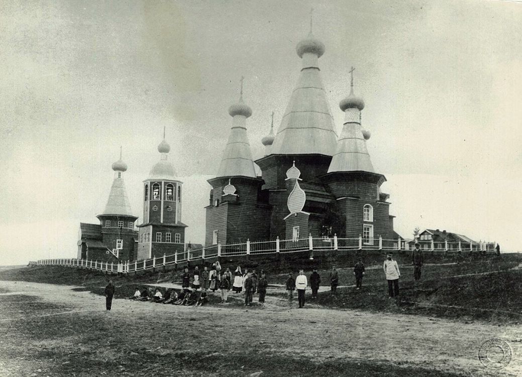 Храмовый комплекс Нёнокоцкого погоста, Нёнокса (Северодвинск, город, Архангельская область). архивная фотография, На переднем плане церковь Живоначальной Троицы, далее колокольня и церковь Николая Чудотворца