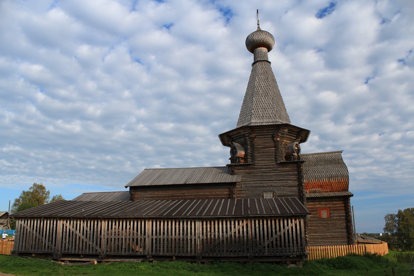 Церковь Николая Чудотворца, Нёнокса (Северодвинск, город, Архангельская область). документальные фотографии, Вид с юга, на переднем плане реставрационный склад