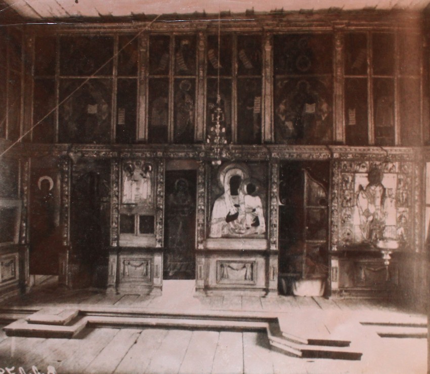 Церковь Николая Чудотворца, Нёнокса (Северодвинск, город, Архангельская область). архивная фотография, Иконостас. Фотография начала 1920-х годов, переснята с экспозиции в интерьере церкви