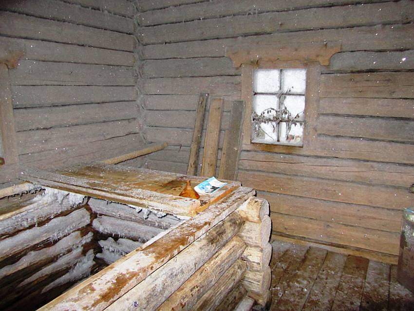 Неизвестная надкладезная часовня на источнике Талец, Куртяево, урочище (Северодвинск, город, Архангельская область). интерьер и убранство