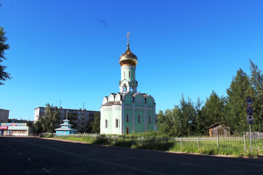 Новодвинск. Церковь Сошествия Святого Духа. общий вид в ландшафте, Вид с северо-востока