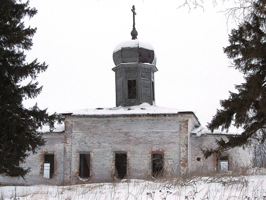 Церковь Благовещения Пресвятой Богородицы, Александровская 3-я (Богоявленье) (Холмогорский район, Архангельская область). архитектурные детали, Основной объем, вид с юга. Виден декорированный деревянный барабан и деревянная глава.