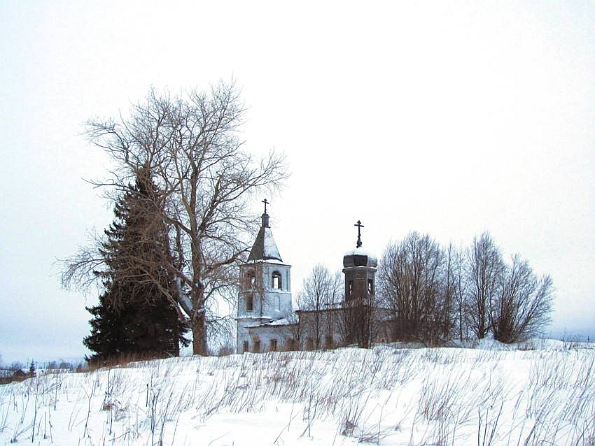 Церковь Благовещения Пресвятой Богородицы, Александровская 3-я (Богоявленье) (Холмогорский район, Архангельская область). общий вид в ландшафте, Вид с юго-востока. На ближнем плане - место сгоревшей в 1986 г. деревянной девятиглавой Богоявленской церкви.
