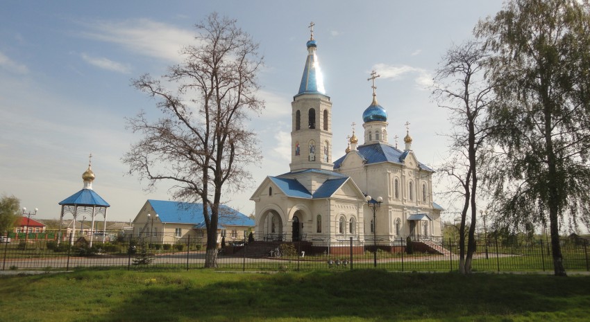 Городище. Церковь Космы и Дамиана. общий вид в ландшафте, Общий вид храмового комплекса